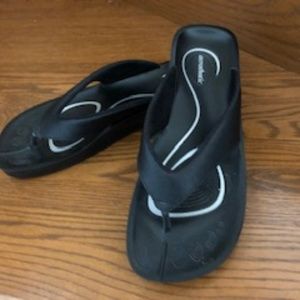 BRAND NEW AEROTHOTIC BLACK FLIP FLOPS, SIZE 10